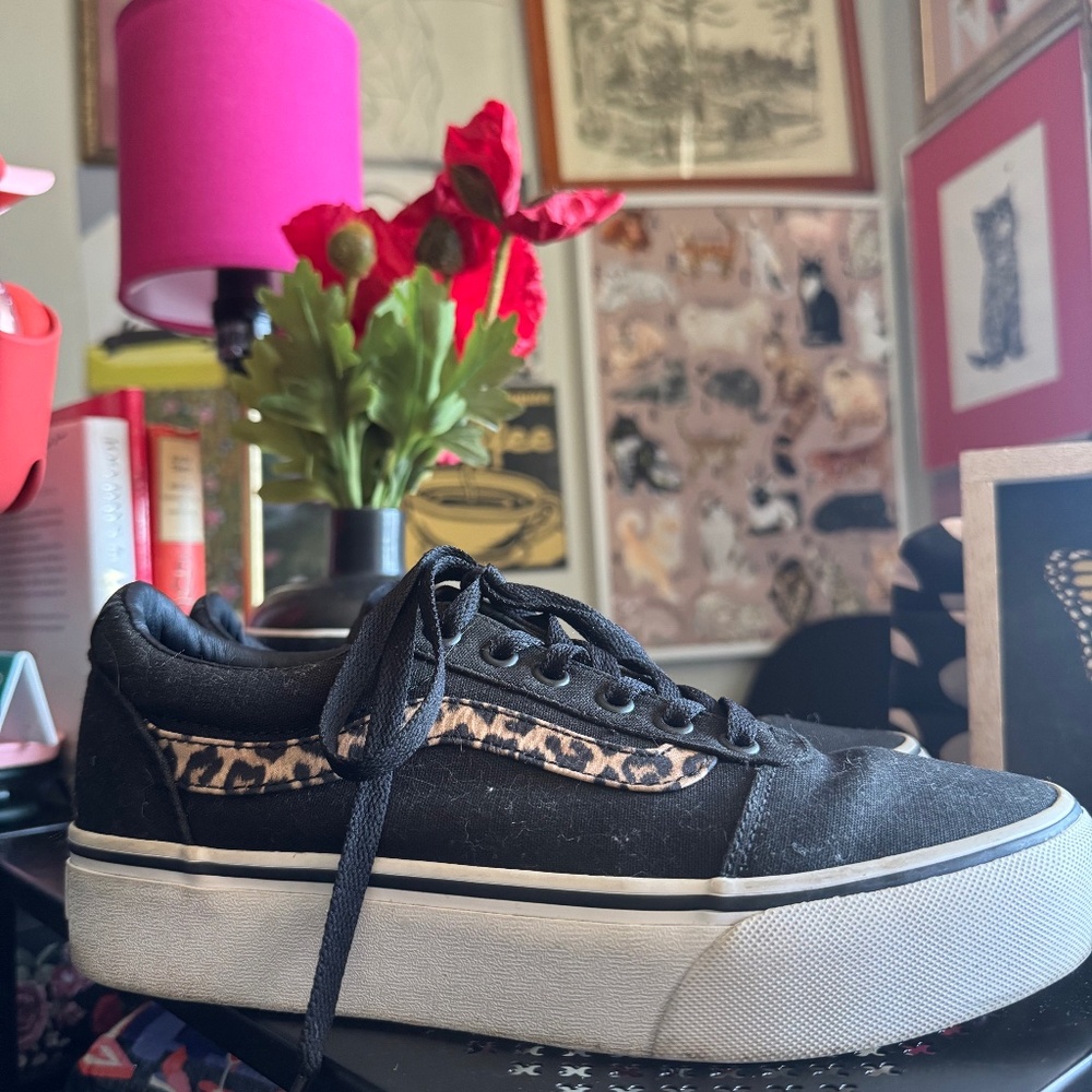 BLACK PLATFORMS WITH LEOPARD STRIPE.